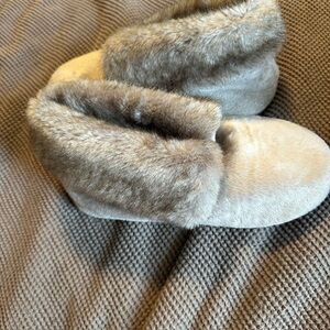 Pottery Barn Women's Slippers in Gray and Cream